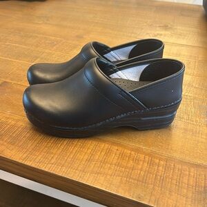 Dansko nursing clogs - never worn